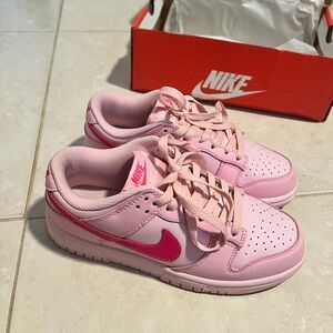 Nike dunk low triple pink